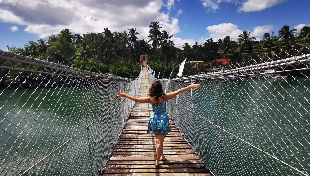 Adela Alonso: &quot;Intento no trasladarme nunca hacia el invierno y disfrutar de la belleza de los lugares en los que me instalo&quot;. Aquí, la vemos en Filipinas.