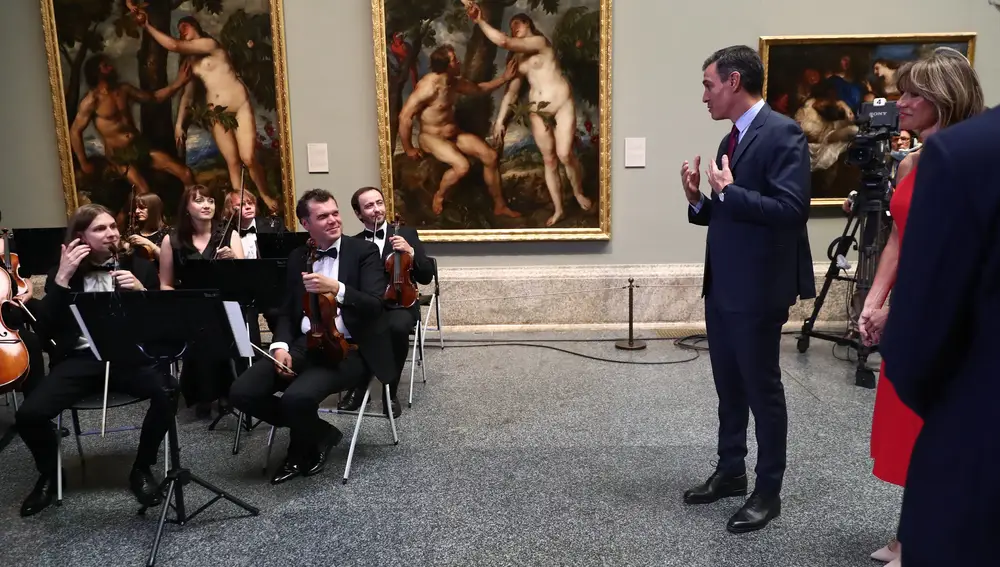 Pedro Sánchez, ante la Orquesta Sinfónica de Kyiv; al fondo, a la izda., &quot;Adán y Eva&quot; de Tiziano y &quot;Adán y Eva&quot; de Rubens