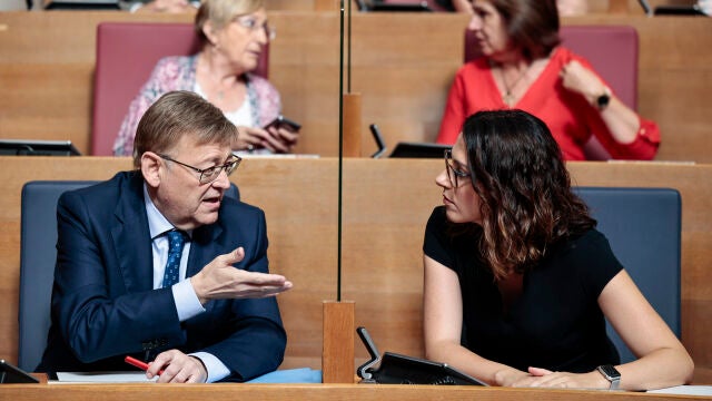 El presidente de la Generalitat, Ximo Puig, junto a la vicepresidenta y portavoz del Consell y consellera de Igualdad y Políticas Inclusivas, Aitana Mas, durante la primera sesión de control parlamentario en Les Corts Valencianes tras la salida de su gobierno de la vicepresidenta Mónica Oltra