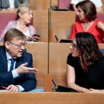 El presidente de la Generalitat, Ximo Puig, junto a la vicepresidenta y portavoz del Consell y consellera de Igualdad y Políticas Inclusivas, Aitana Mas, durante la primera sesión de control parlamentario en Les Corts Valencianes tras la salida de su gobierno de la vicepresidenta Mónica Oltra