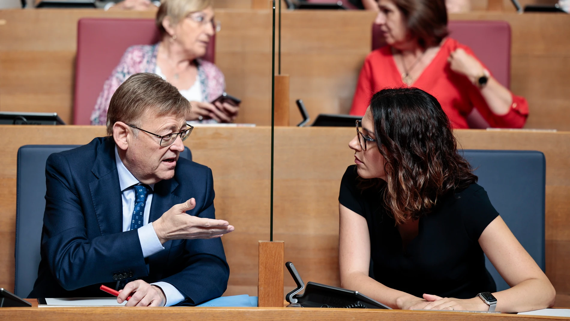 El presidente de la Generalitat, Ximo Puig, junto a la vicepresidenta y portavoz del Consell y consellera de Igualdad y Políticas Inclusivas, Aitana Mas, durante la primera sesión de control parlamentario en Les Corts Valencianes tras la salida de su gobierno de la vicepresidenta Mónica Oltra