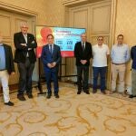 El alcalde Carlos García Carbayo presenta el Torneo de Baloncesto Femenino U17 de Salamanca