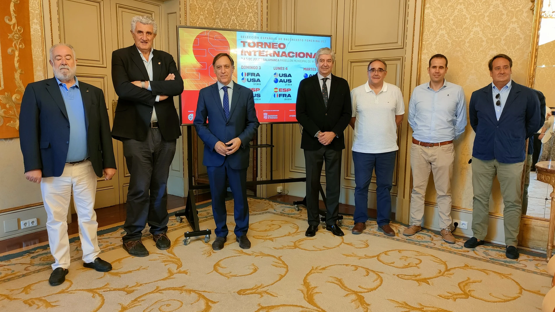 El alcalde Carlos García Carbayo presenta el Torneo de Baloncesto Femenino U17 de Salamanca