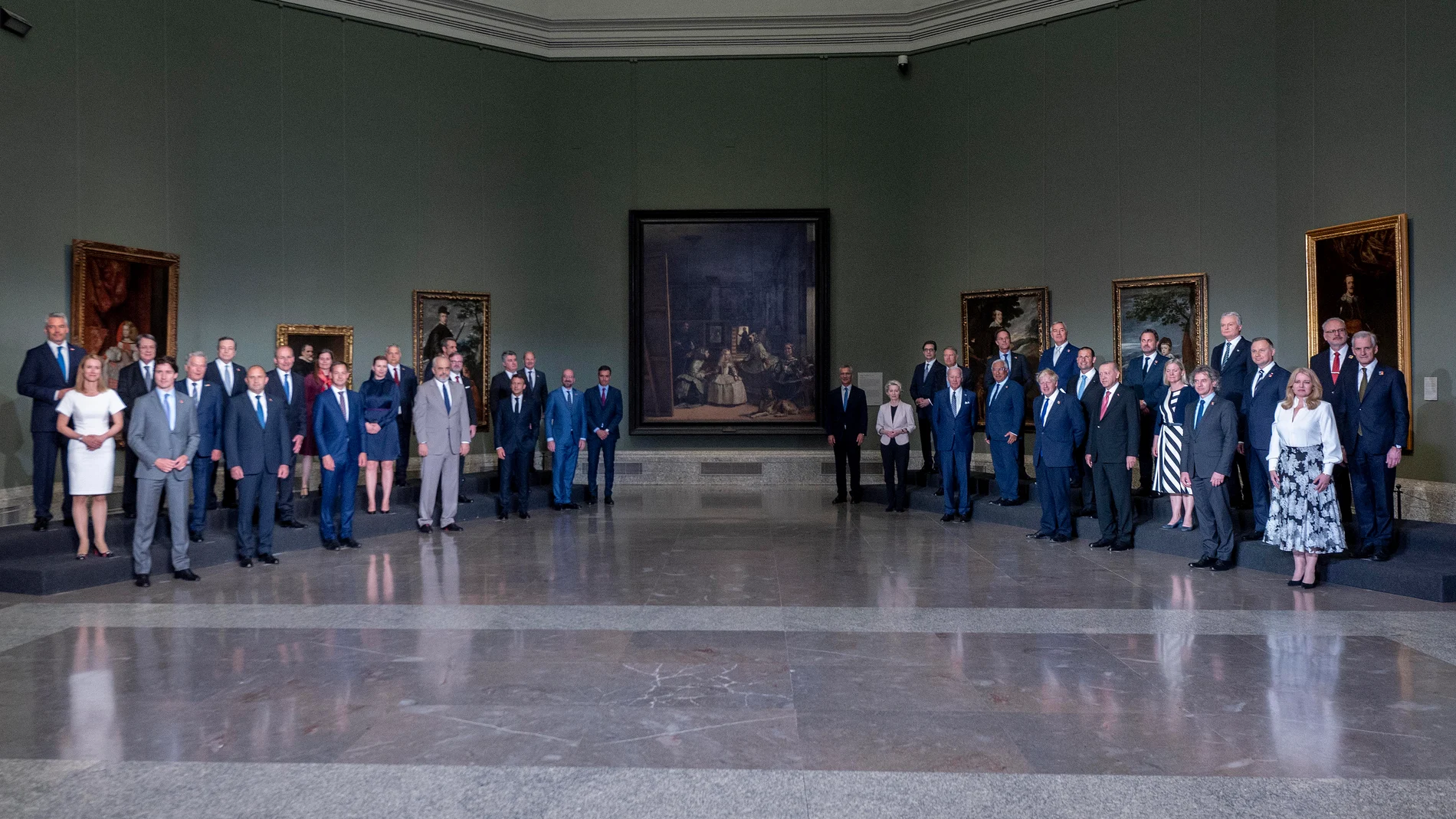 Foto de familia de los jefes de Estado y jefes de Gobierno que participan en la cumbre de la OTAN, antes de la cena informal transatlántica a nivel de Jefes de Estado y de Gobierno en el Museo del Prado