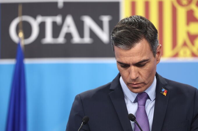 El presidente del Gobierno de España, Pedro Sánchez, interviene en una rueda de prensa en la segunda y última jornada de la Cumbre de la OTAN 2022 en el Recinto Ferial IFEMA MADRID, a 30 de junio de 2022, en Madrid (España). La Cumbre de la OTAN 2022 comenzó oficialmente ayer, 29 de junio, y termina hoy. La celebración coincide con el 40 aniversario de la adhesión de España a la Organización del Tratado del Atlántico Norte. La invasión rusa de Ucrania, las tensiones entre Moscú y la Alianza y la adhesión de Finlandia y Suecia marcan la agenda de un evento en el que participan delegaciones de 40 países y que convierte a Madrid en el epicentro de la política mundial durante su celebración. 30 JUNIO 2022;OTAN;IFEMA;MADRID;CLAUSURA Eduardo Parra / Europa Press 30/06/2022