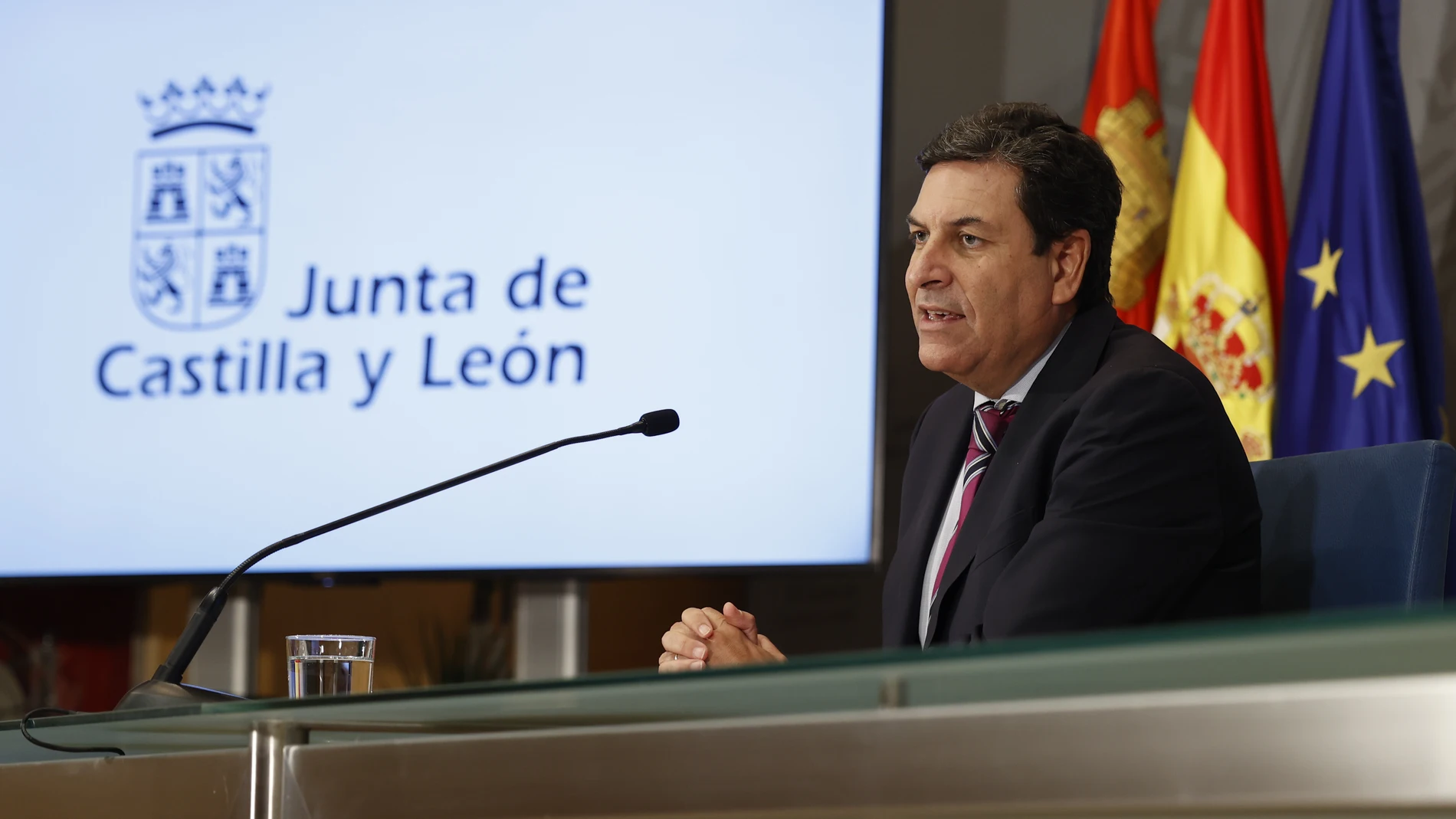 El consejero portavoz, Carlos Fernández Carriedo, durante la rueda de prensa
