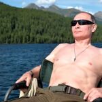 Vladimir Putin con el torso desnudo disfrutando del sol