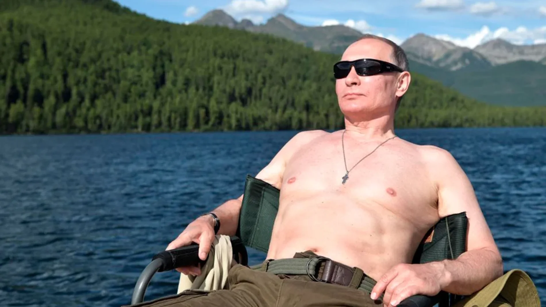 Vladimir Putin con el torso desnudo disfrutando del sol