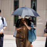 Una mujer se protege del calor en el centro de Tokio