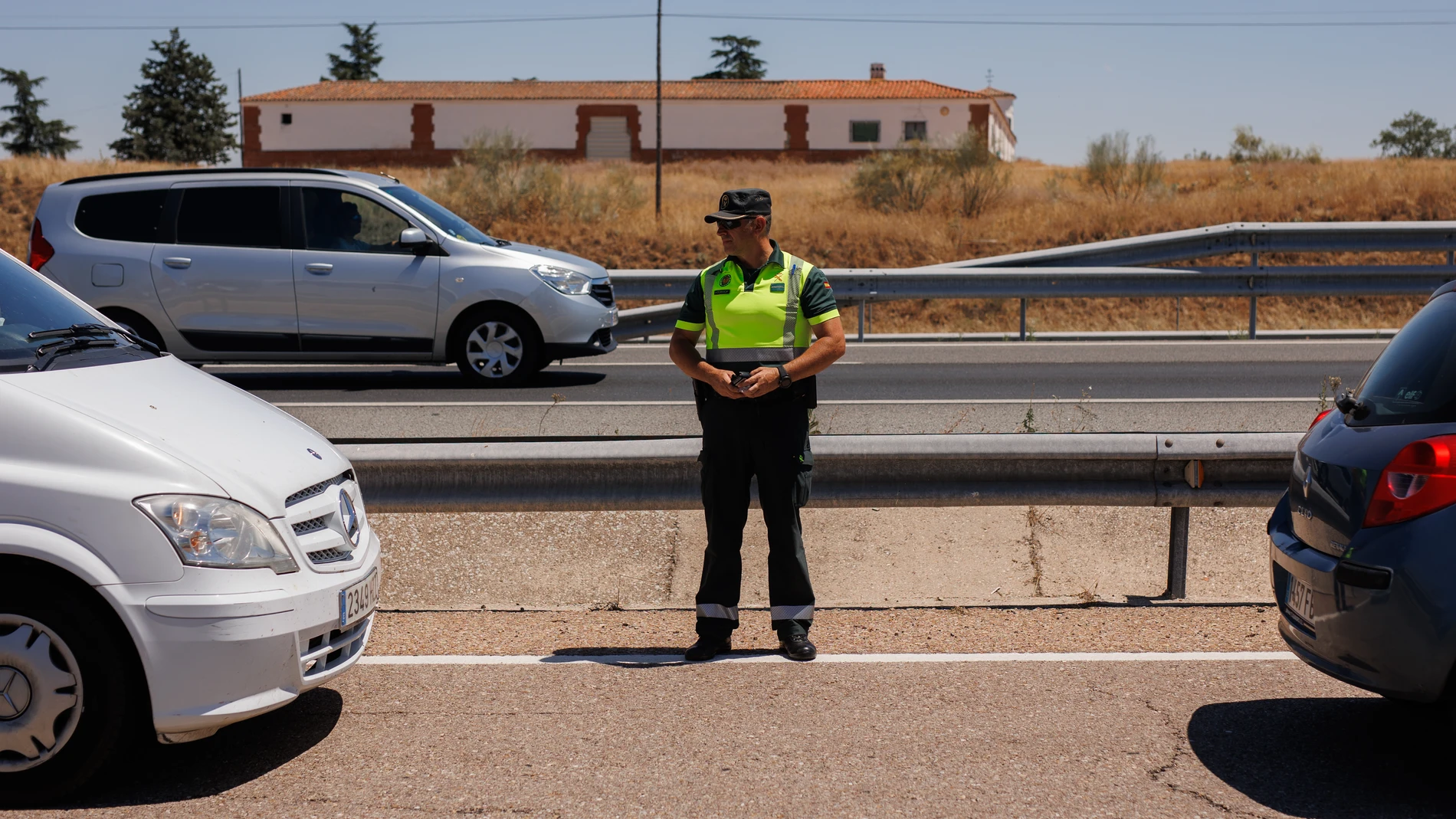 Un agente de la Guardia Civil durante un control de la Guardia Civil en la autovía A-5