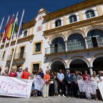Un centenar de personas han guardado hoy un minuto de silencio por la víctima en Dos Hermanas