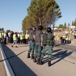Olivareros cortaron ayer durante un hora la A-4 en Navas de Tolosa para protestar por la subida de los costes de producción