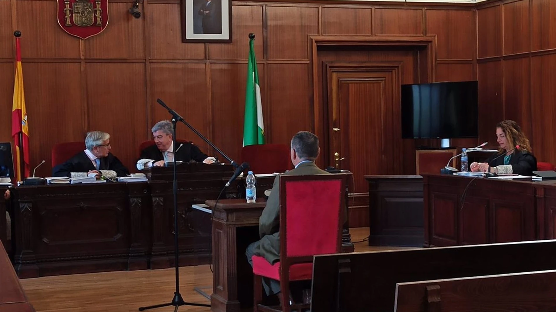 El acusado, sentado ante el magistrado que ha dictado sentencia. A la derecha, la fiscal