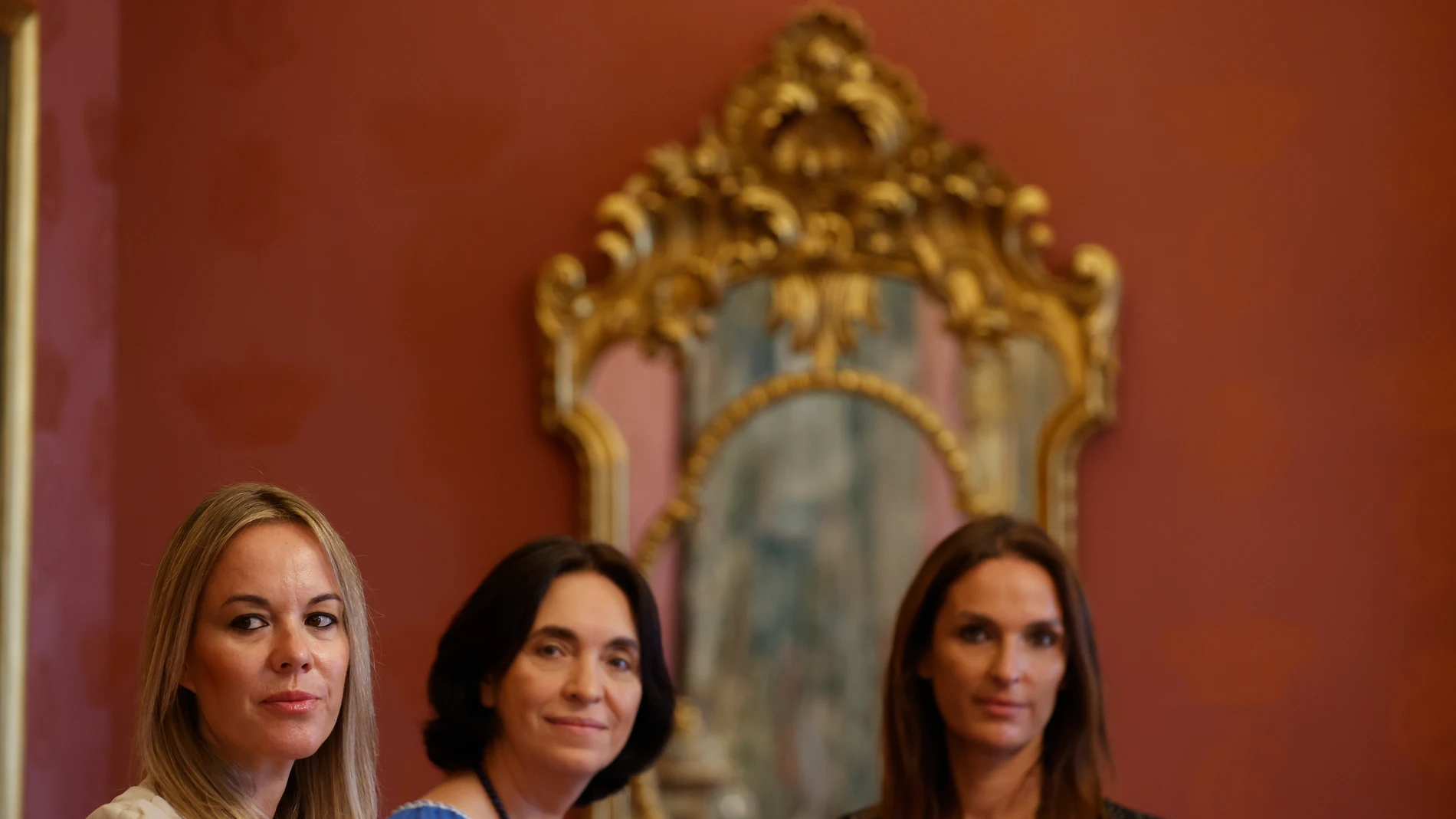 Casilda Sánchez (d), Lucía Sánchez (i), hijas del músico y compositor Paco de Lucía, junto a su viuda, Gabriela Canseco (c) posan en el Teatro Real con motivo de "INFINITO", el homenaje benéfico que se realizará a Paco de Lucía el próximo 30 de julio en el teatro madrileño. EFE/ Javier Lizon