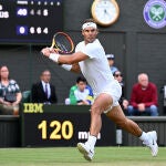 Nadal, a punto de dar un revés cortado en su partido de segunda ronda de Wimbledon ante Ricardas Berankis