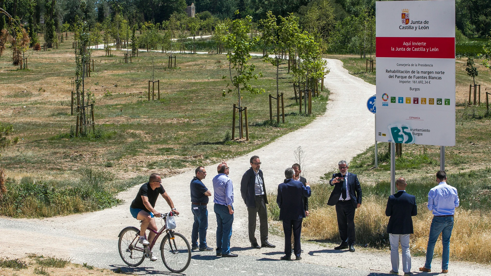 El director de Administración Local, Emilio Arroita, presenta y visita junto al alcalde de Burgos, Daniel de la Rosa, tres obras públicas subvencionadas por el Pacto para la Recuperación Económica, el Empleo y la Cohesión social.