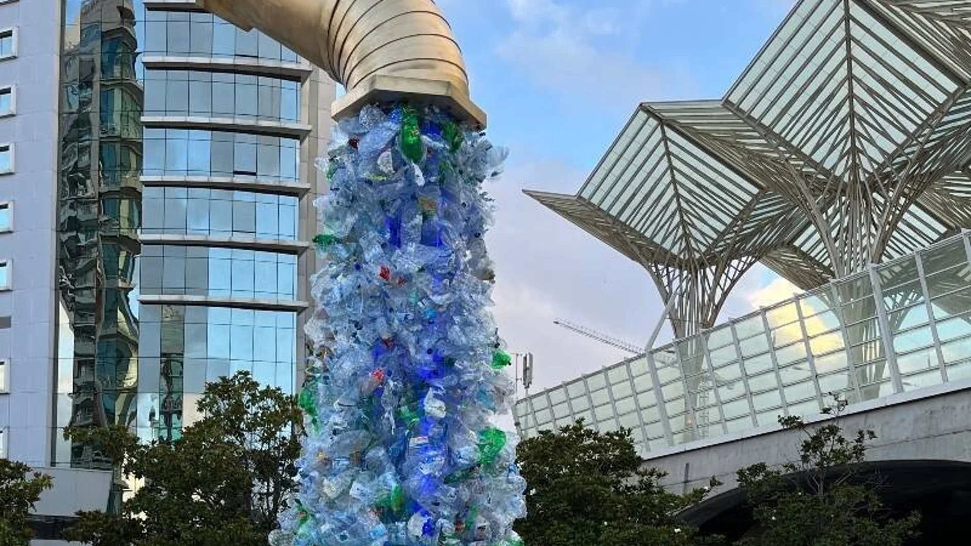 La instalación, ubicada a un minuto de la sede de la UNOC en Lisboa, utiliza 250 kilos de plástico desechado