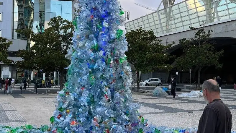 La instalación, ubicada a un minuto de la sede de la UNOC en Lisboa, utiliza 250 kilos de plástico desechado