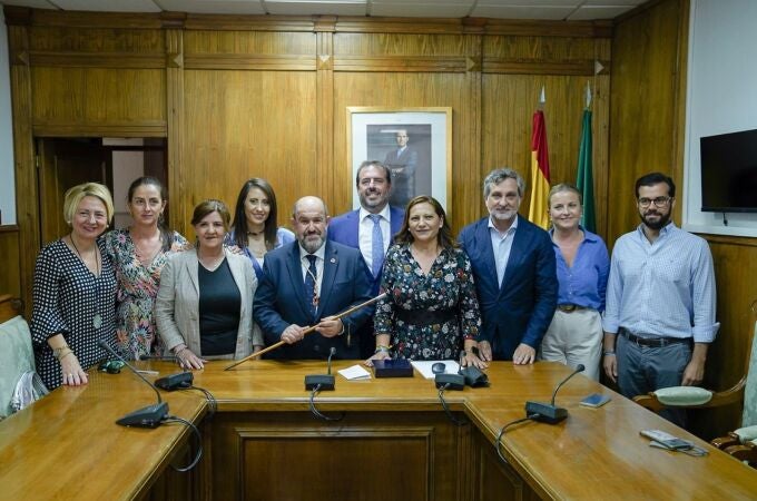 Francisco Lirola (PP), nuevo alcalde de Dalías (Almería), con el bastón de mando. PP