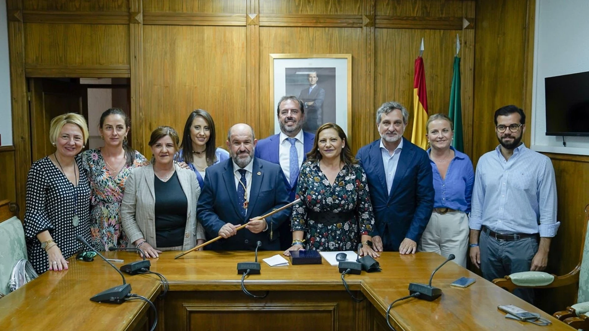 Francisco Lirola (PP), nuevo alcalde de Dalías (Almería), con el bastón de mando. PP