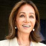 Isabel Preysler posa a su llegada al Teatro Real.