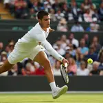 Carlos Alcaraz golpea una derecha en carrera en Wimbledon 2022