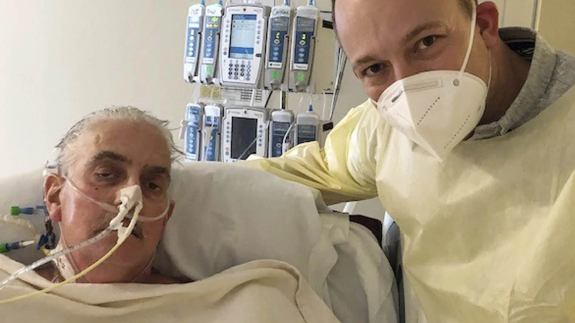 David Bennett (hijo) junto a su padre en la cama del Hospital de Baltimore (EE.UU.), cinco días después de que le trasplantaran el corazón de cerdo