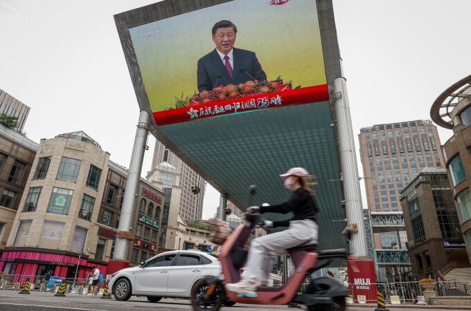 Un cartel con la cara del presidente Xi Jinping en una calle de Hong Kong