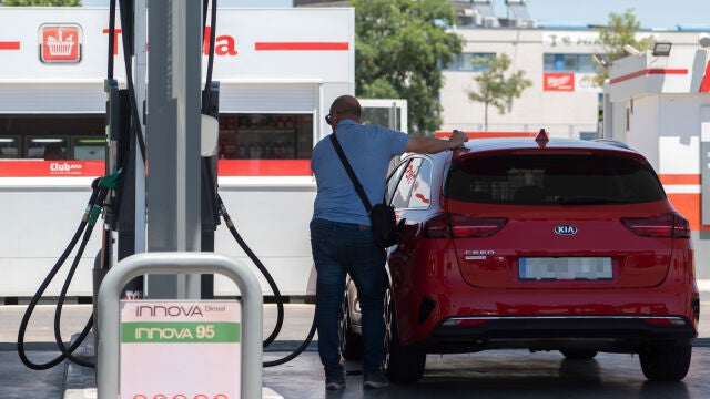Un pasajero reposta en una gasolinera de Madrid