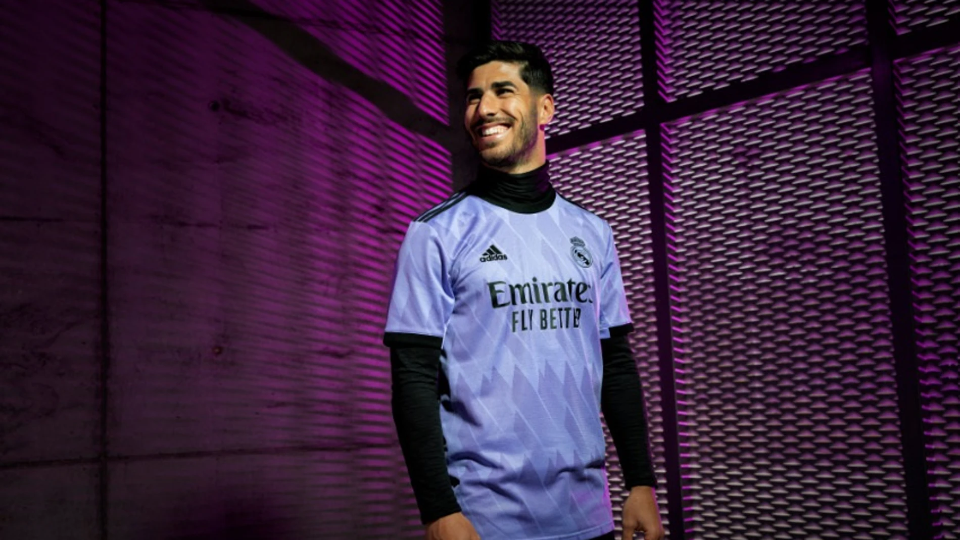 El futbolista Marco Asensio posa con la camiseta visitante del Real Madrid para la temporada 2022-2023.