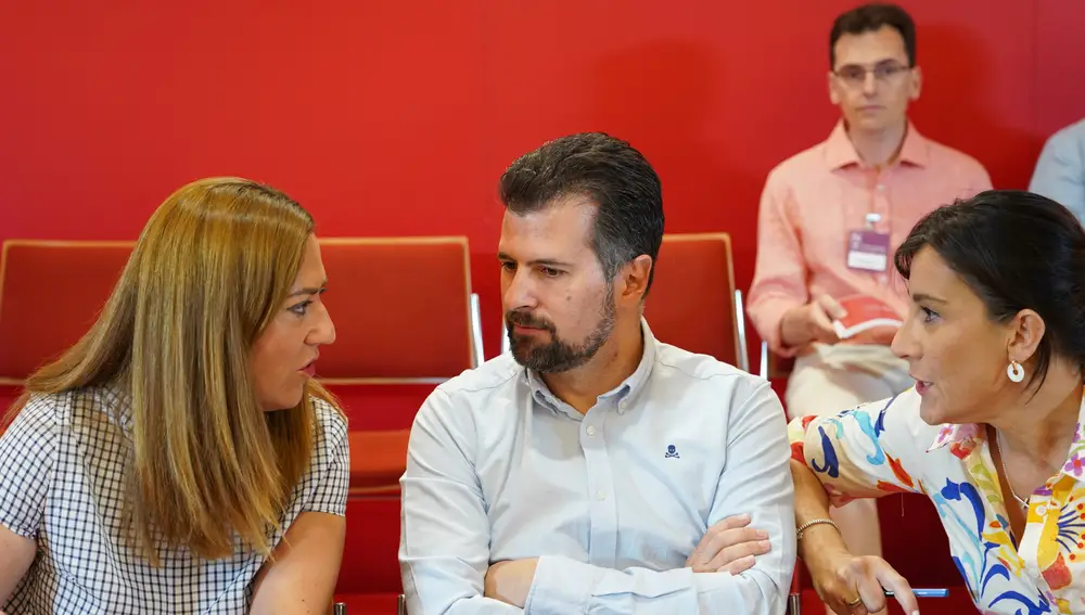 Luis Tudanca conversa con Virginia Barcones y Ana Sánchez