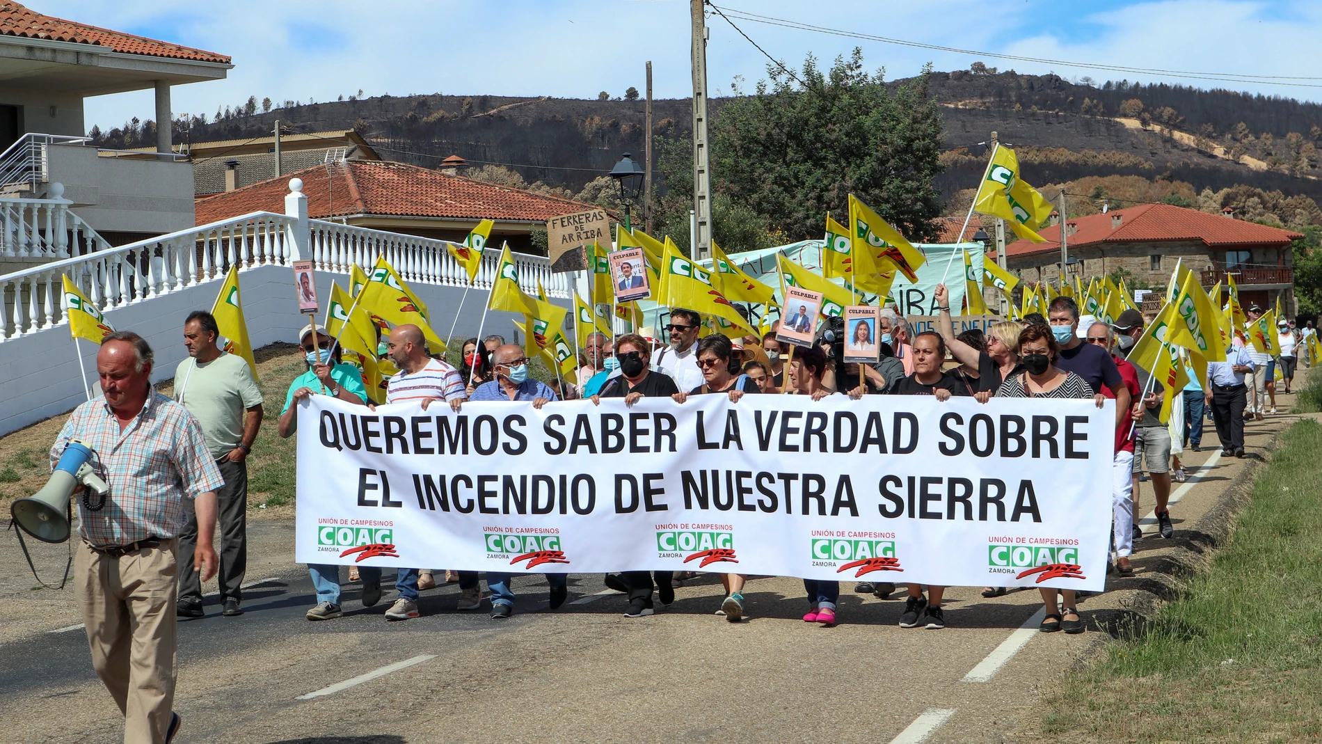 La organización agraria COAG Zamora se manifiesta en el municipio zamorano de Villardeciervos en la que reclama conocer la verdad del incendio de la Sierra de la Culebra