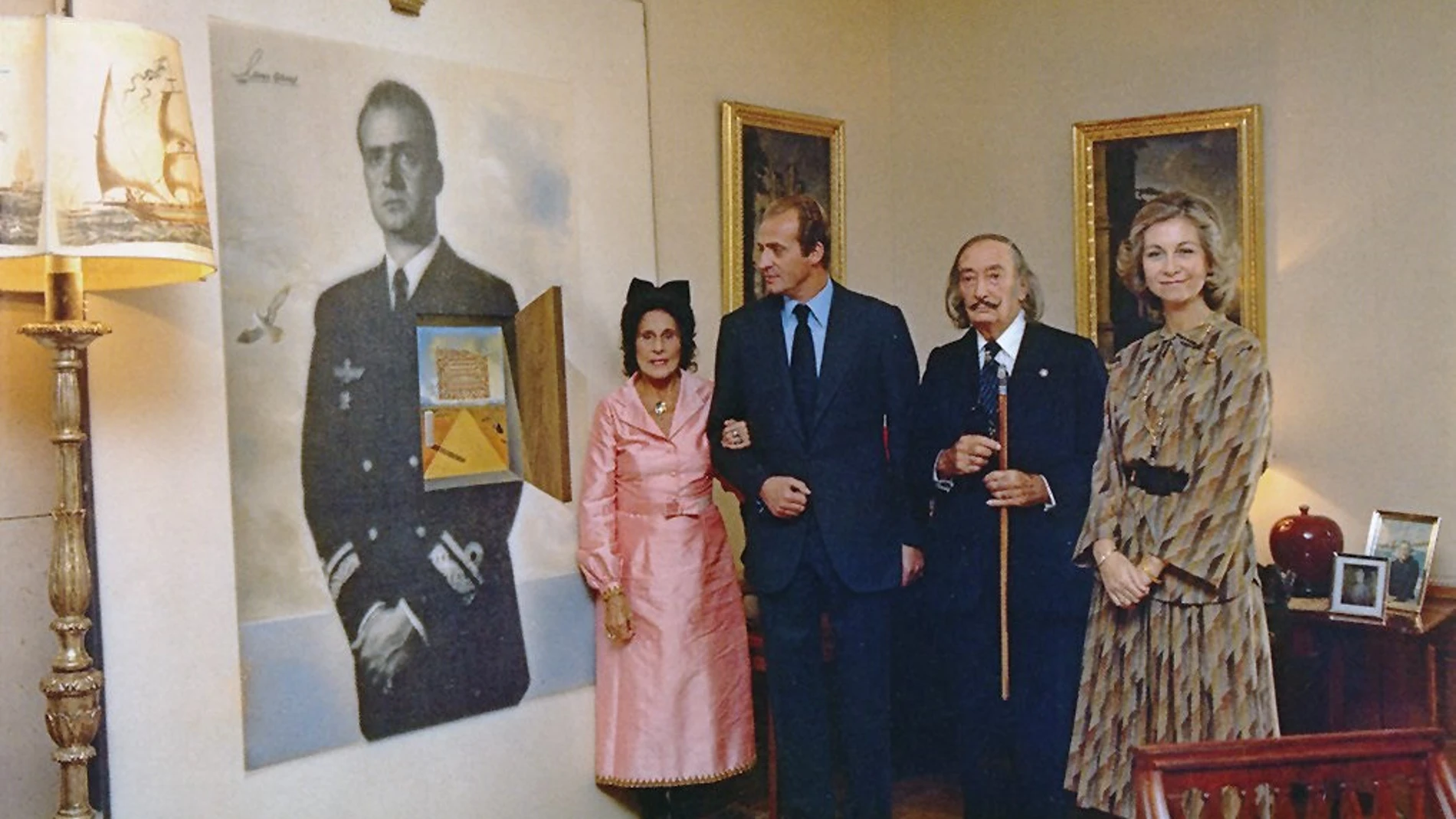 Gala y Salvador Dalí en el momento de entregar a los Reyes de España el cuadro "El ensueño del príncipe"