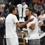 Rafael Nadal y Lorenzo Sonego en plena discusión durante su partido de tercera ronda de Wimbledon