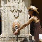 - Una turista se refresca en una de las fuentes de el patio de los naranjos de la Mezquita - Catedral de Córdoba. EFE/Salas