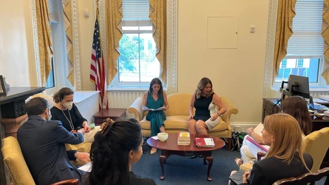 Irene Montero, Ángela Rodríguez Pam e Isa Serra, junto a Jennifer Klein, directora Ejecutiva del Consejo de Políticas de Género de la Casa Blanca.