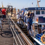 La canoa de Punta Umbría (Huelva), un servicio turístico que une la playa onubense con la capital desde hace más de un siglo