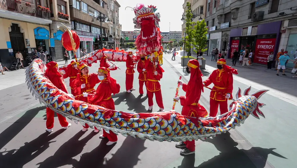 Desfile del Dragón y la Danza del León por las calles de la capital leonesa, organizados por el Instituto Confucio