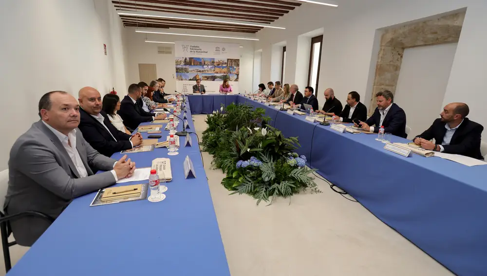 El presidente del grupo Ciudades Patrimonio de la Humanidad de España, Carlos García Carbayo, y los alcaldes que lo componen durante la Asamblea General mantenida este sábado en Salamanca