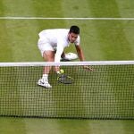 Carlos Alcaraz intenta llegar a una dejada en su partido contra Jannik Sinner de octavos de final de Wimbledon