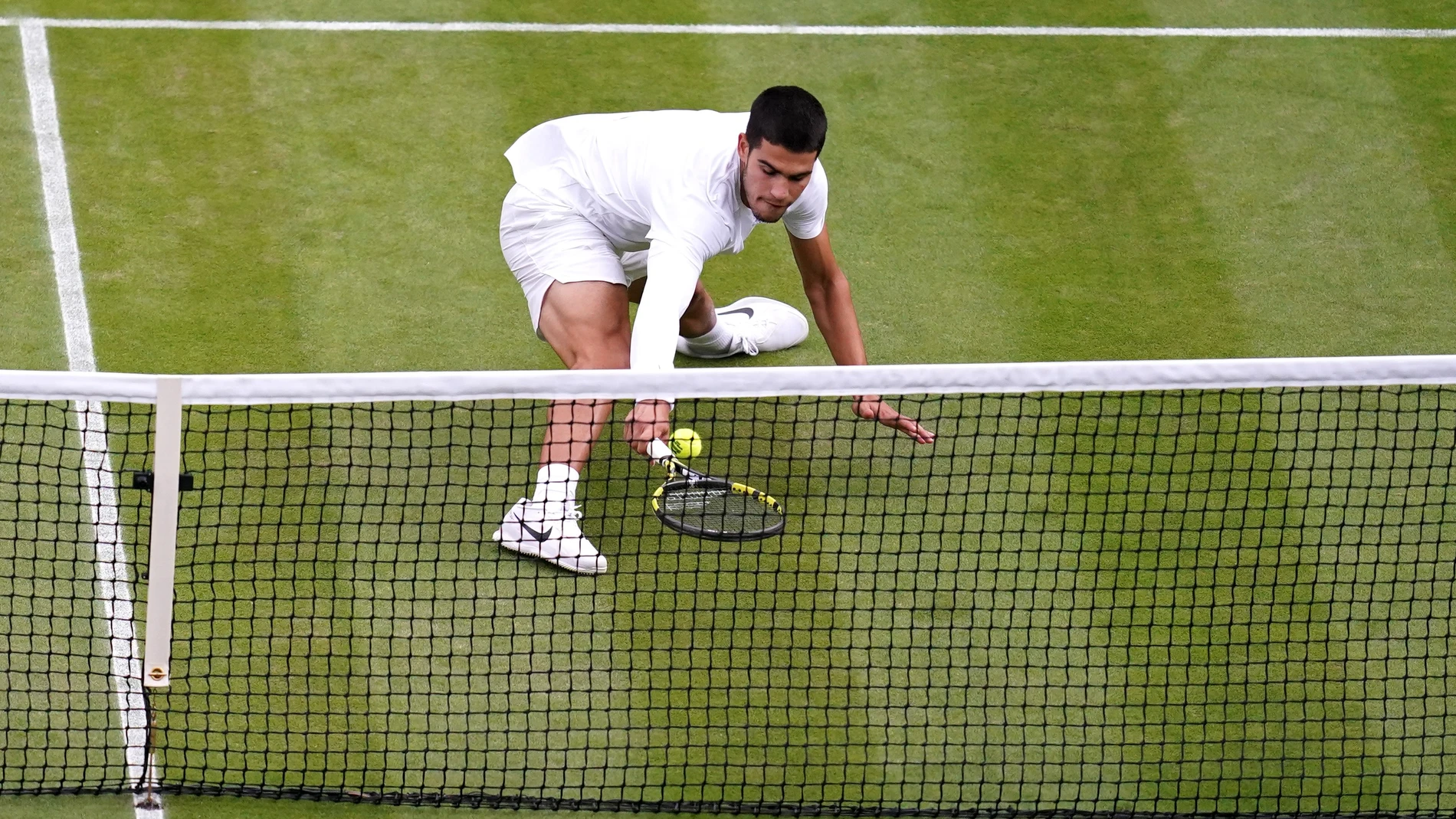 Carlos Alcaraz intenta llegar a una dejada en su partido contra Jannik Sinner de octavos de final de Wimbledon
