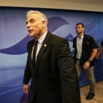 El nuevo primer ministro Yair Lapid hasta las elecciones de noviembre preside su primer consejo de ministros