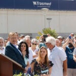 El president de la Generalitat, Ximo Puig (i), junto a familiares y allegados de las víctimas del buque Proof Spirit durante el acto celebrado en el 25 aniversario del accidente ocurrido en los astilleros de Unión Naval de Levante del puerto de Valencia, en el que murieron 18 trabajadores, el mayor siniestro laboral del sector naval hasta la fecha