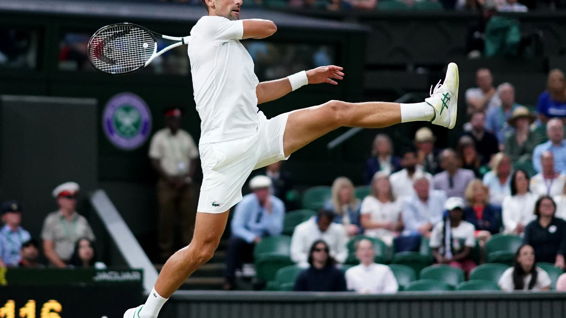 Novak Djokovic, durante su partido de octavos de final de Wimbledon ante Tim Van Rijthoven