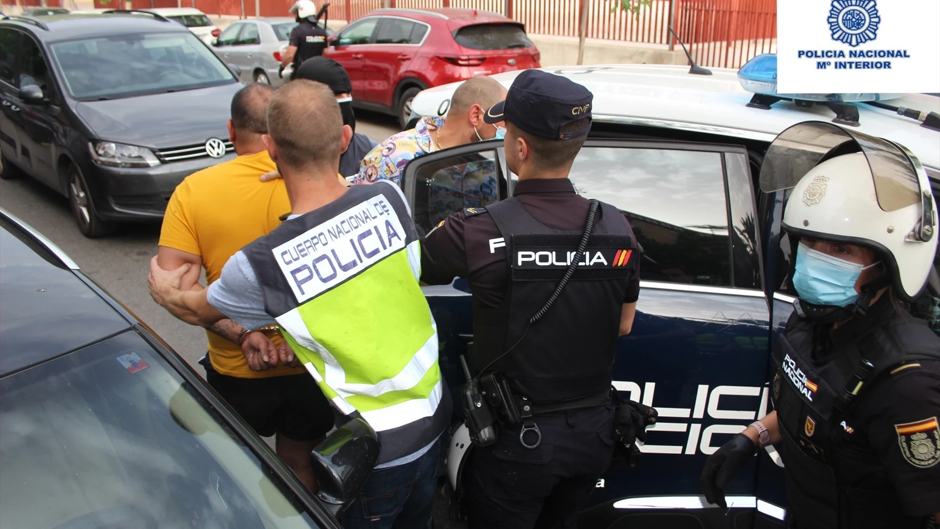 Imagen de uno de los detenidos, custodiado por la Policía Nacional