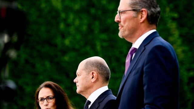 El canciller alemán, Olaf Scholz (C), Rainer Dulger (R), presidente de la asociación sindical alemana (BDA) y la presidneta de la federación de sindicatos (DGB), Yasmin Fahimi