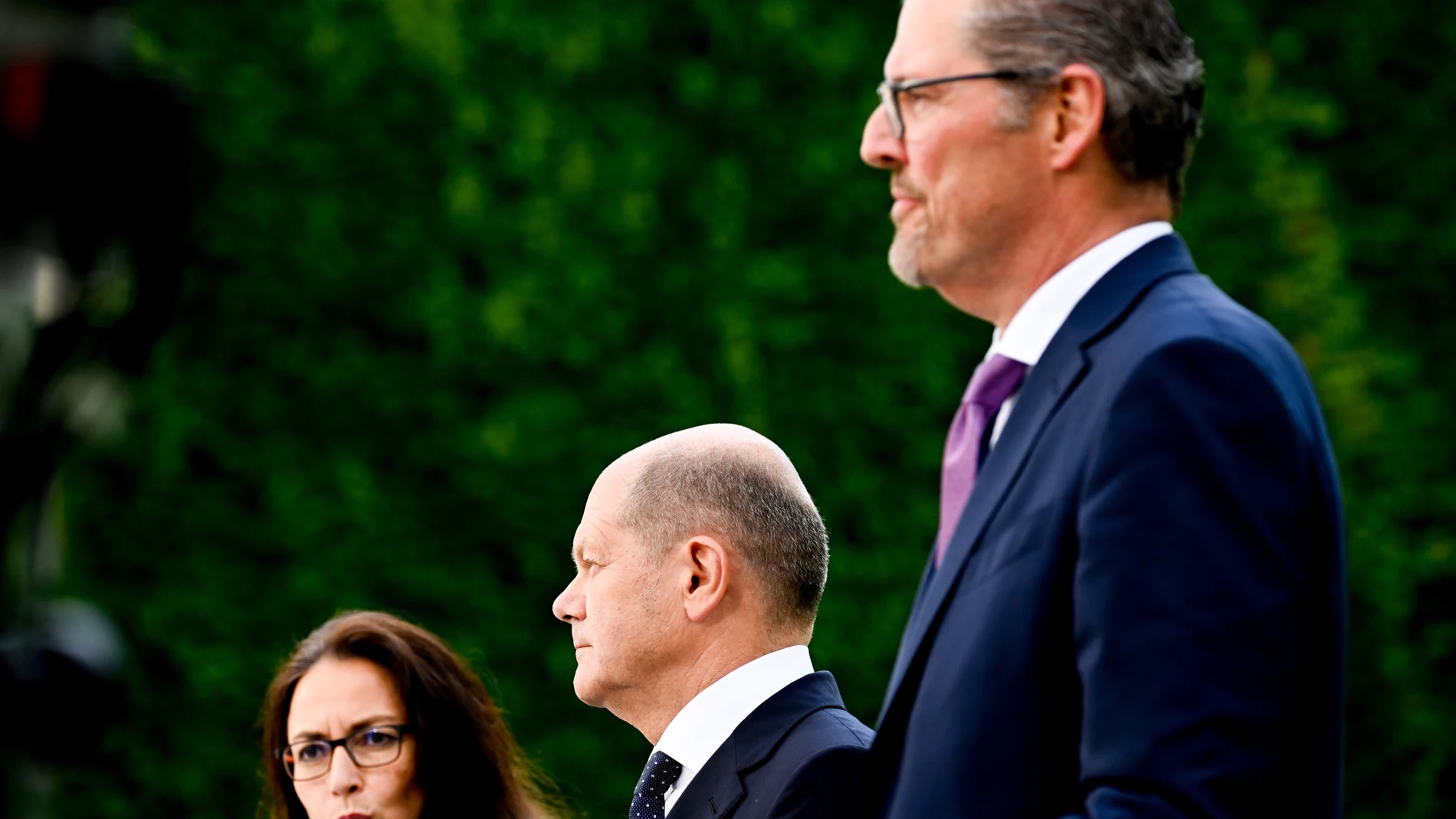 El canciller alemán, Olaf Scholz (C), Rainer Dulger (R), presidente de la asociación sindical alemana (BDA) y la presidneta de la federación de sindicatos (DGB), Yasmin Fahimi