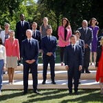 El presidente francés, Emmanuel Macron, posa con la primera ministra, Elisabeth Borne, y sus 41 ministros tras su primera reunión ayer en el palacio del Elíseo