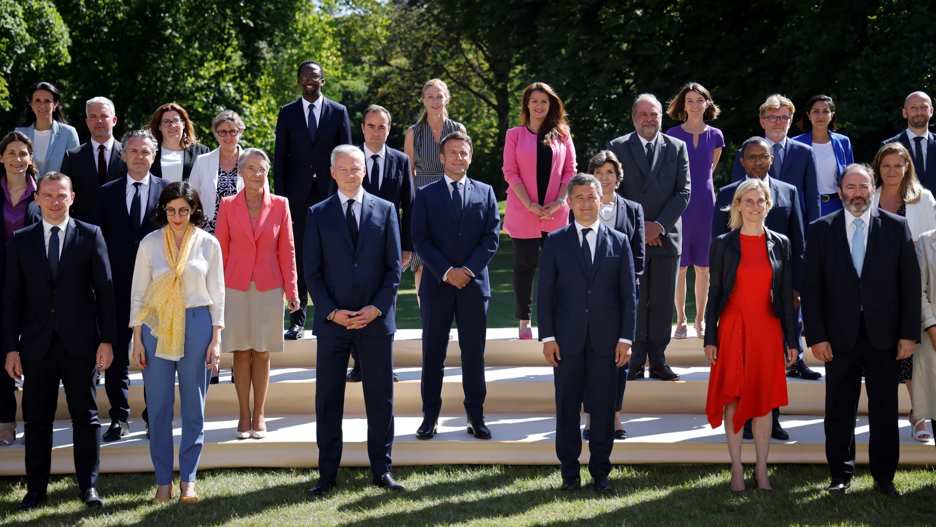 El presidente francés, Emmanuel Macron, posa con la primera ministra, Elisabeth Borne, y sus 41 ministros tras su primera reunión ayer en el palacio del Elíseo