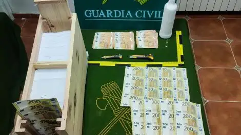 Detenido un hombre en El Espinar (Segovia) por llevar ocultos en una caja de madera 10.800 euros en billetes falsos